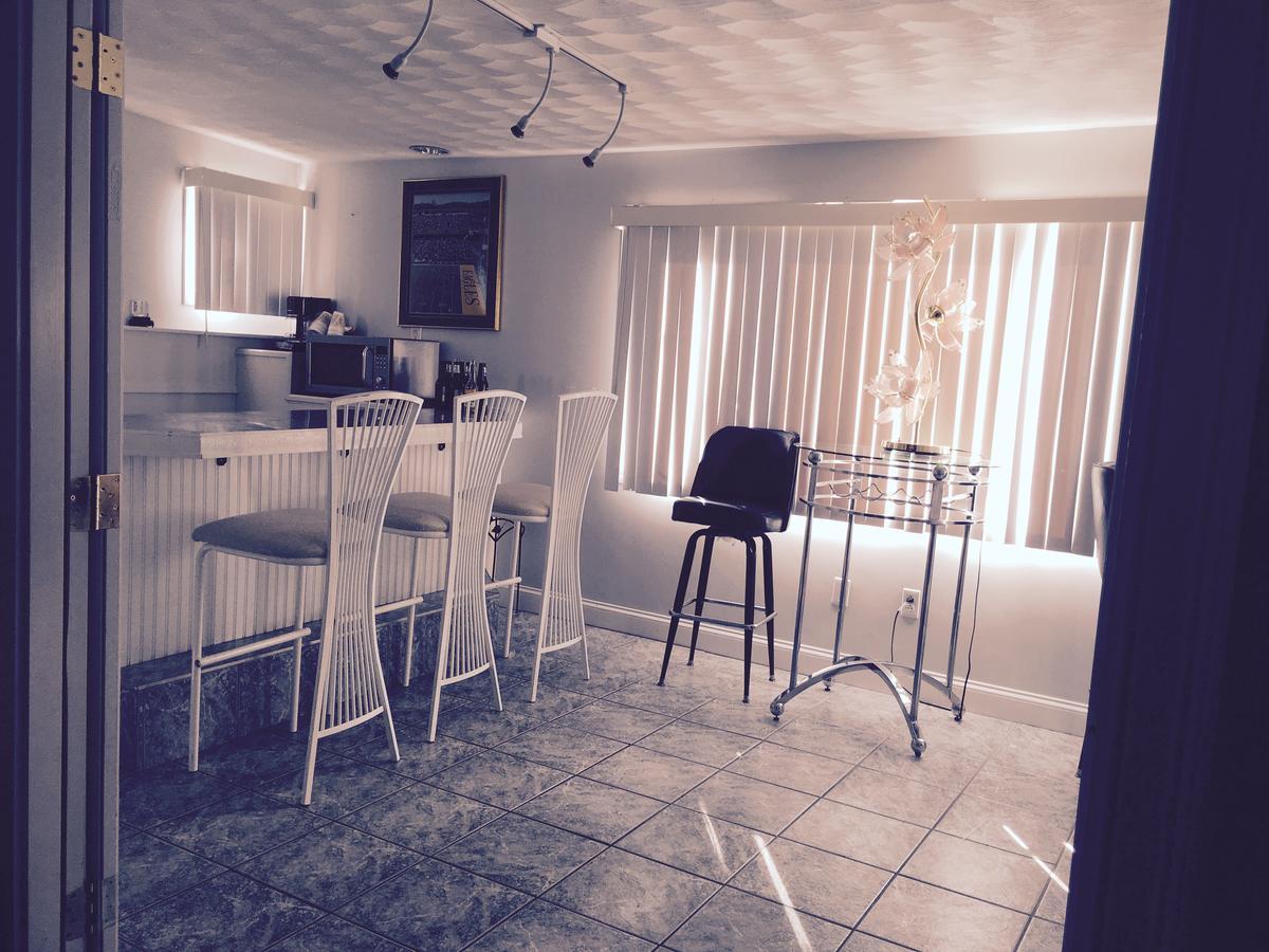 Rally Point Inn & Pub Фоксбъро Екстериор снимка